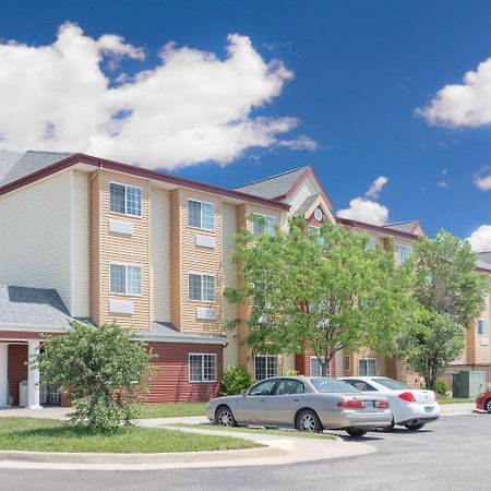 Days Inn & Suites By Wyndham Hutchinson Exteriér fotografie