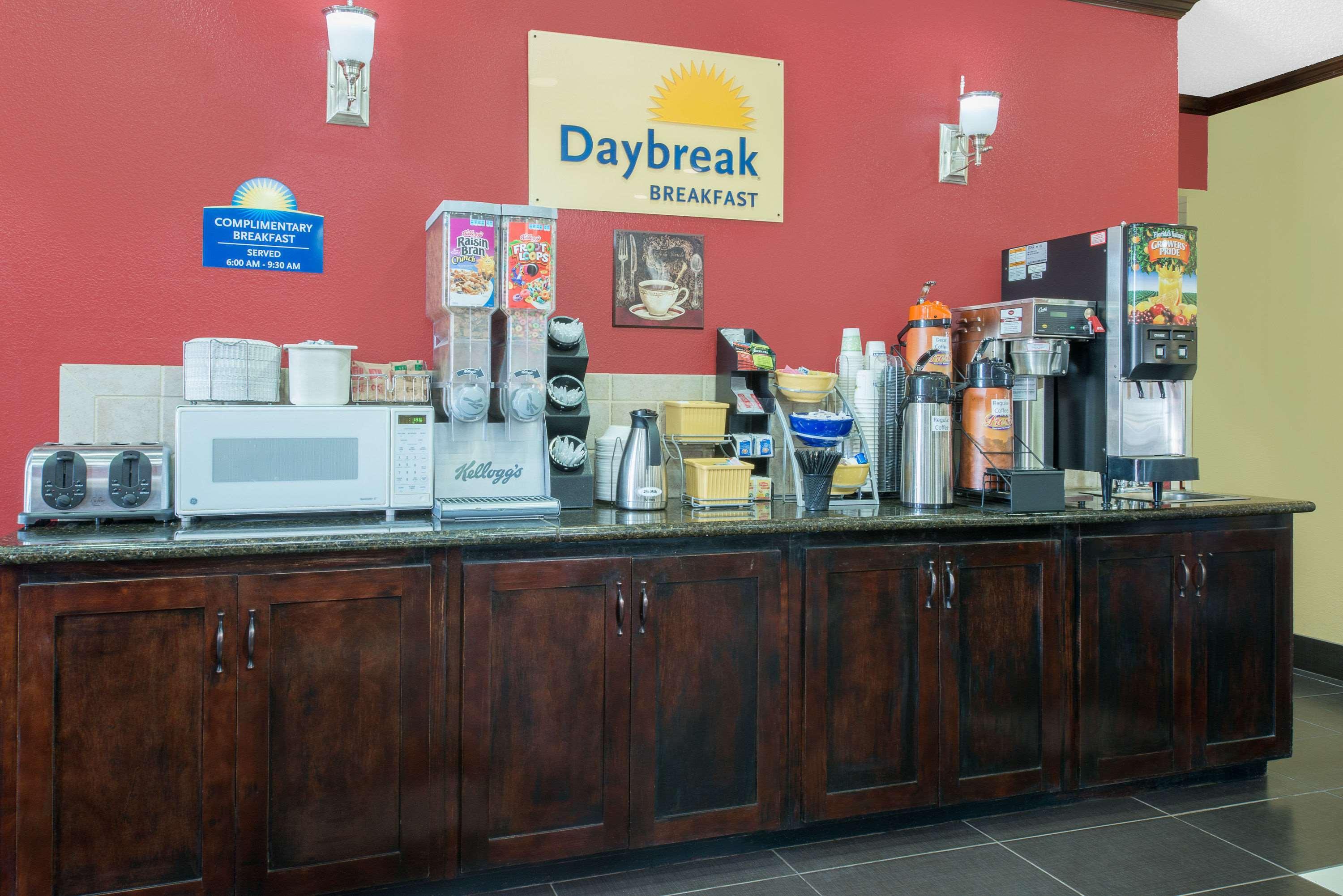 Days Inn & Suites By Wyndham Hutchinson Exteriér fotografie