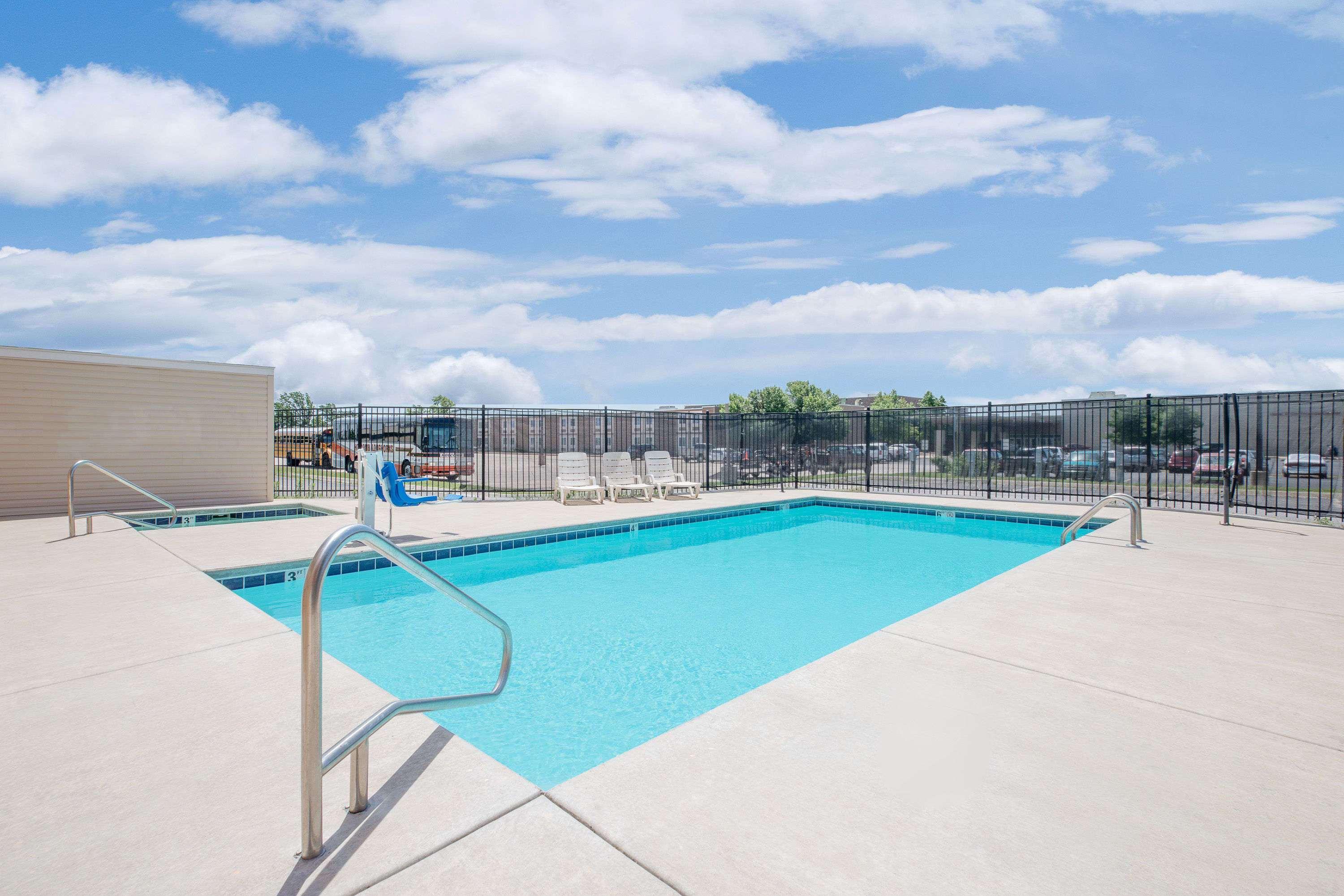 Days Inn & Suites By Wyndham Hutchinson Exteriér fotografie