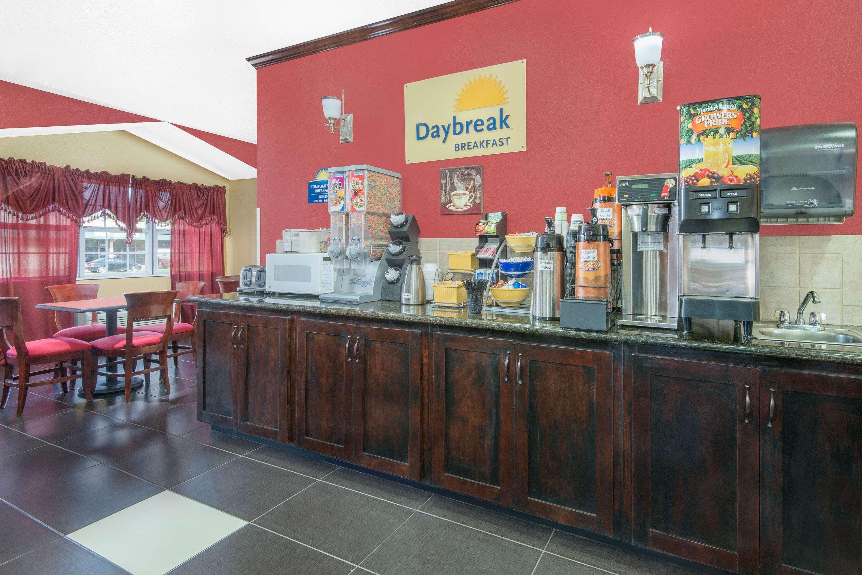 Days Inn & Suites By Wyndham Hutchinson Exteriér fotografie