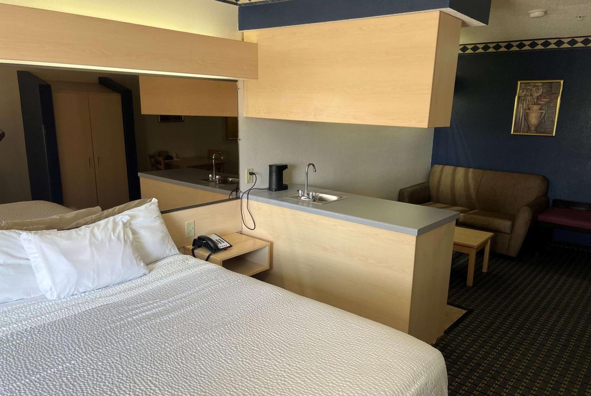 Days Inn & Suites By Wyndham Hutchinson Exteriér fotografie