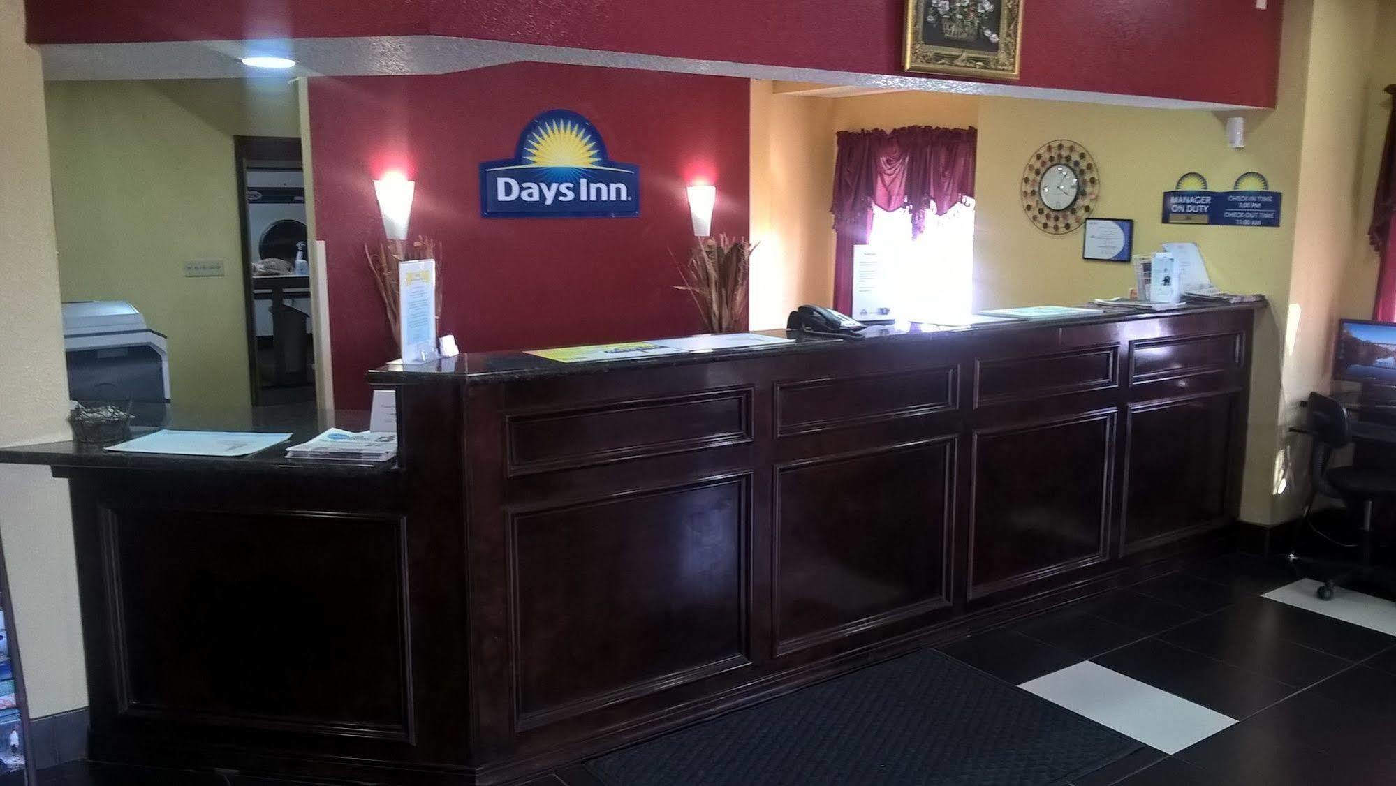 Days Inn & Suites By Wyndham Hutchinson Exteriér fotografie